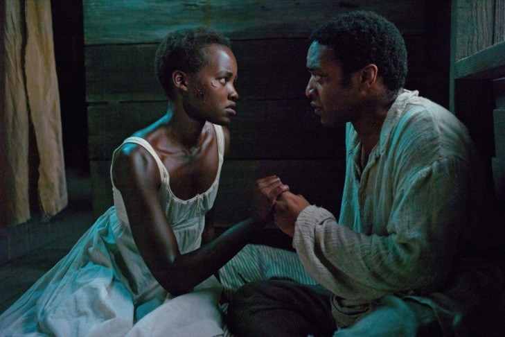 Lupita Nyong'o a Chiwetel Ejiofor vo filme 12 rokov otrokom.